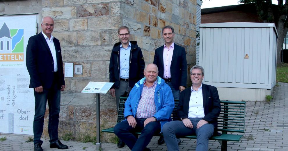 Fünf Personen an der digitalen Mitfahrbank in Etteln