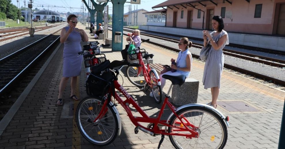 Personen mit Fahrrädern auf dem Bahnsteig