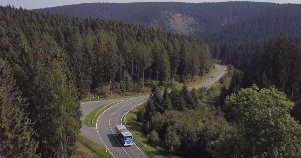 Bus aus der Luft über Harz-Landschaft