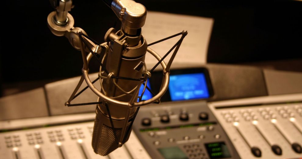 Ein Mikrofon in einem Radiostudio