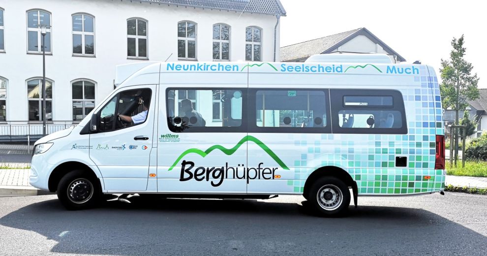 Kleinbus "Berghüpfer" hält im Ort.