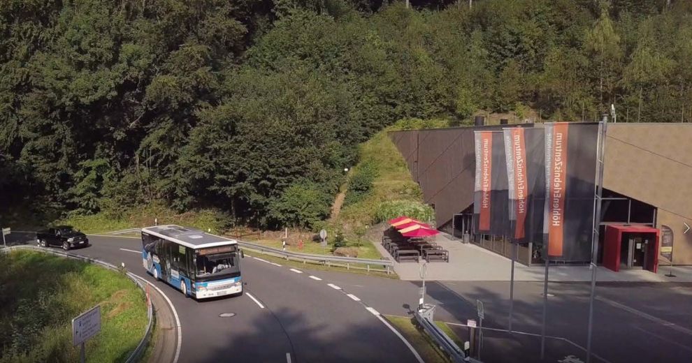 Einfahrender Bus vor Erlebnispark im Harz