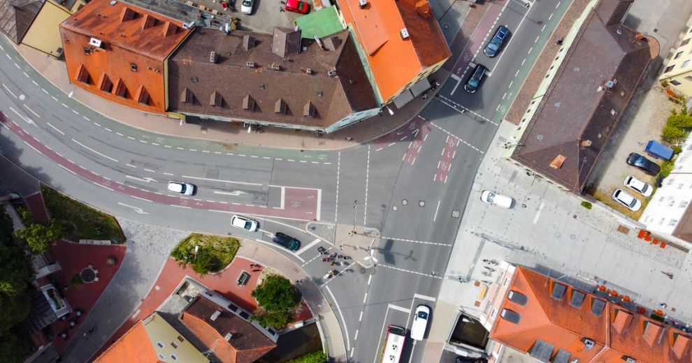 Luftbild einer Kreuzung mit Radwegen