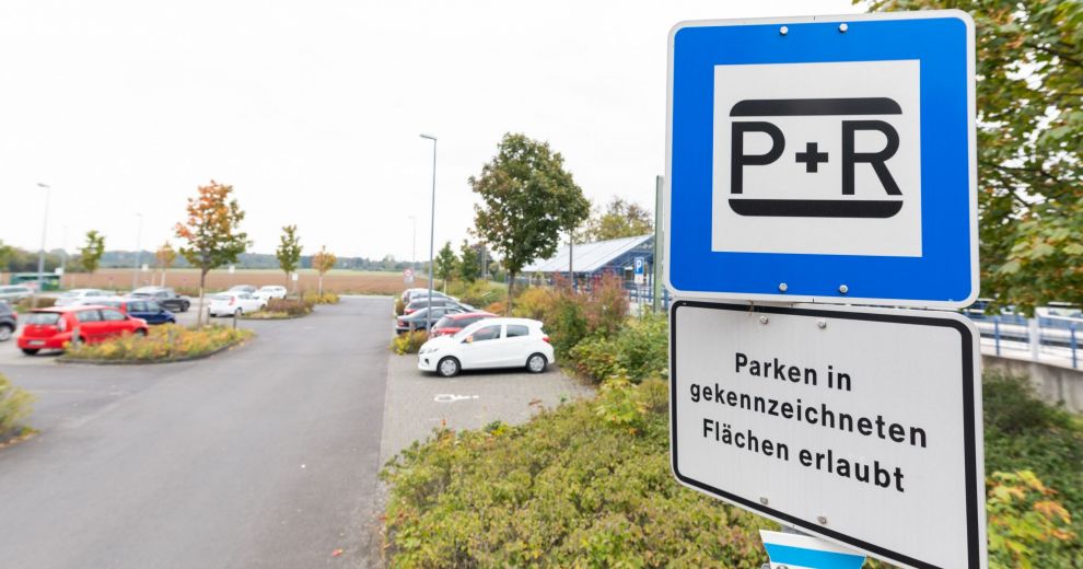 Ein P+R-Schild an einem P+R-Parkplatz