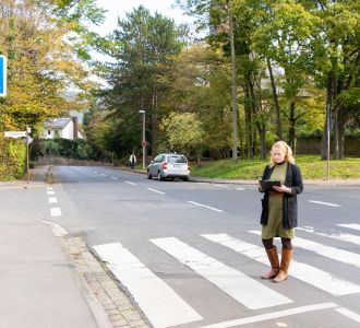 Eine Frau, die Fußverkehrsanlagen dokumentiert