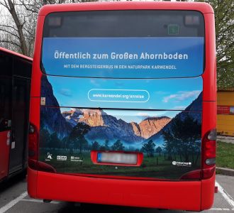 Bergsteigerbus Eng mit Werbung