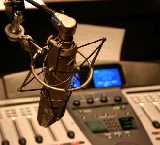 Ein Mikrofon in einem Radiostudio