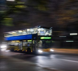 Ein Nachtbus auf der Straße